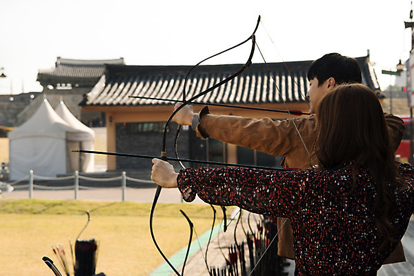 포토 JPG 주간 커플 여자 남자 행복 포즈 데이트 화살 사랑 사람 잔디 상반신 20대 성인 야외 두명 옆모습 전통놀이 한국인 체험 활 활쏘기 전통체험 설레임 수원 성인만 연무대 국궁 수원화성 국내포토 자연요소 식물 한국전통 전통 감정 뷰포인트 컨셉 한국건축 관계 모션 놀이 동양인 청년 전통무술 경기도 랜드마크 파일형식