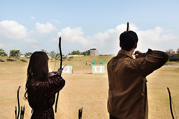 포토 JPG 주간 구름 커플 여자 남자 행복 포즈 데이트 하늘 화살 사랑 사람 잔디 상반신 20대 성인 야외 두명 뒷모습 전통놀이 한국인 체험 과녁판 활 활쏘기 전통체험 설레임 수원 성인만 연무대 국궁 수원화성 국내포토 자연요소 식물 한국전통 전통 감정 뷰포인트 컨셉 한국건축 관계 모션 놀이 동양인 청년 전통무술 경기도 랜드마크 파일형식