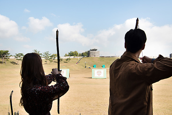 포토 JPG 주간 구름 커플 여자 남자 행복 데이트 하늘 화살 사랑 사람 잔디 상반신 20대 성인 야외 두명 뒷모습 전통놀이 한국인 체험 과녁판 활 활쏘기 전통체험 설레임 수원 성인만 연무대 국궁 수원화성 국내포토 자연요소 식물 한국전통 전통 감정 뷰포인트 컨셉 한국건축 관계 모션 놀이 동양인 청년 전통무술 경기도 랜드마크 파일형식