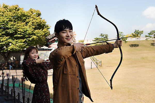포토 JPG 주간 커플 응시 여자 남자 행복 포즈 데이트 화살 사랑 서기 미소 사람 잔디 상반신 20대 성인 야외 두명 옆모습 전통놀이 한국인 언덕 즐거움 활 활쏘기 전통체험 설레임 수원 성인만 연무대 국궁 수원화성 국내포토 자연요소 식물 한국전통 전통 시선 감정 뷰포인트 한국건축 관계 모션 놀이 표정 동양인 청년 체험 전통무술 경기도 랜드마크 파일형식