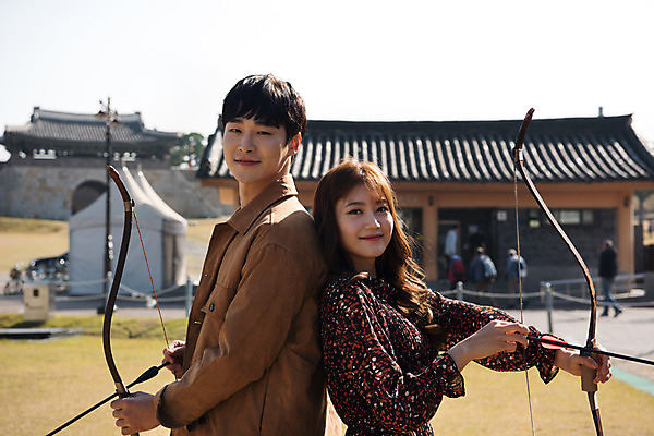 포토 JPG 주간 커플 응시 여자 남자 행복 데이트 화살 사랑 미소 사람 상반신 20대 성인 야외 두명 옆모습 전통놀이 한국인 등맞대기 체험 즐거움 활 활쏘기 전통체험 설레임 수원 성인만 연무대 국궁 수원화성 국내포토 자연요소 한국전통 전통 시선 감정 뷰포인트 컨셉 한국건축 관계 모션 놀이 표정 동양인 청년 전통무술 경기도 랜드마크 파일형식