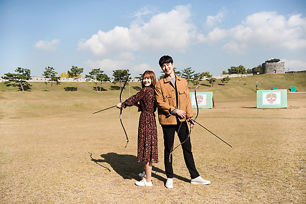 포토 JPG 주간 전신 커플 여자 남자 행복 포즈 데이트 화살 사랑 서기 미소 사람 잔디 20대 성인 야외 두명 앞모습 옆모습 전통놀이 한국인 체험 과녁판 즐거움 활 활쏘기 전통체험 설레임 수원 성인만 연무대 국궁 수원화성 국내포토 자연요소 식물 한국전통 전통 감정 뷰포인트 컨셉 한국건축 관계 모션 놀이 표정 동양인 청년 전통무술 경기도 랜드마크 파일형식