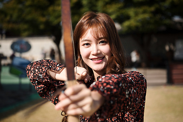 포토 JPG 주간 응시 여자 포즈 화살 한명 미소 사람 상반신 20대 성인 야외 앞모습 아웃포커스 전통놀이 한국인 체험 즐거움 활 활쏘기 전통체험 수원 성인여자한명만 연무대 국궁 수원화성 국내포토 자연요소 1 한국전통 전통 시선 감정 뷰포인트 컨셉 한국건축 모션 놀이 촬영기법 표정 동양인 청년 전통무술 경기도 랜드마크 여자한명만 성인여자만 파일형식