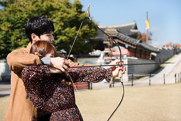 포토 JPG 주간 커플 여자 남자 행복 데이트 화살 사랑 사람 잔디 상반신 20대 성인 야외 두명 옆모습 전통놀이 한국인 체험 언덕 활 활쏘기 전통체험 자세교정 설레임 수원 성인만 연무대 국궁 수원화성 국내포토 자연요소 식물 한국전통 전통 감정 뷰포인트 컨셉 한국건축 관계 모션 놀이 동양인 청년 연습 전통무술 경기도 랜드마크 파일형식