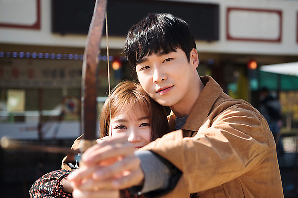 포토 JPG 주간 커플 응시 여자 남자 행복 데이트 화살 사랑 미소 사람 상반신 20대 성인 야외 두명 앞모습 전통놀이 한국인 체험 활 활쏘기 전통체험 자세교정 설레임 수원 성인만 연무대 국궁 수원화성 국내포토 자연요소 한국전통 전통 시선 감정 뷰포인트 컨셉 한국건축 관계 모션 놀이 표정 동양인 청년 연습 전통무술 경기도 랜드마크 파일형식