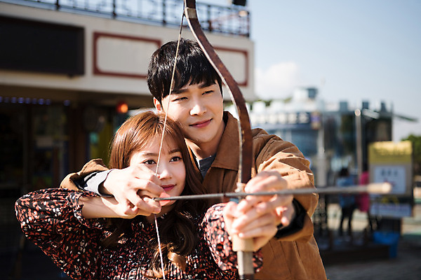 포토 JPG 주간 커플 응시 여자 남자 행복 포즈 데이트 화살 사랑 미소 사람 상반신 20대 성인 야외 두명 앞모습 전통놀이 한국인 체험 즐거움 활 활쏘기 전통체험 자세교정 설레임 수원 성인만 연무대 국궁 수원화성 국내포토 자연요소 한국전통 전통 시선 감정 뷰포인트 컨셉 한국건축 관계 모션 놀이 표정 동양인 청년 연습 전통무술 경기도 랜드마크 파일형식