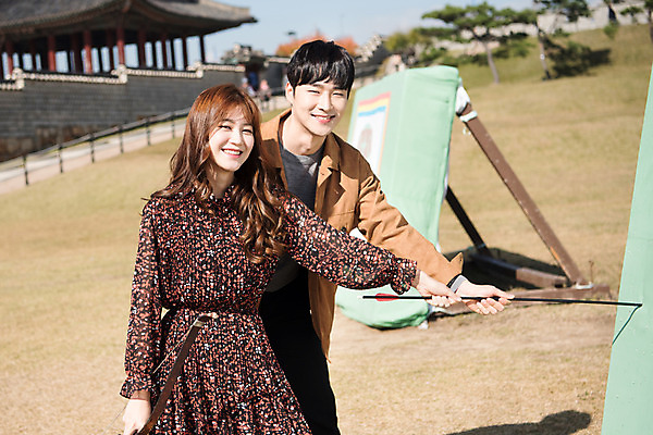 포토 JPG 주간 커플 응시 여자 남자 행복 데이트 화살 사랑 미소 사람 잔디 상반신 20대 성인 야외 두명 앞모습 전통놀이 한국인 잡기 체험 과녁판 즐거움 활 전통체험 설레임 뽑기 수원 성인만 연무대 국궁 수원화성 국내포토 자연요소 식물 한국전통 전통 시선 감정 뷰포인트 컨셉 한국건축 관계 모션 놀이 표정 동양인 청년 전통무술 경기도 랜드마크 파일형식