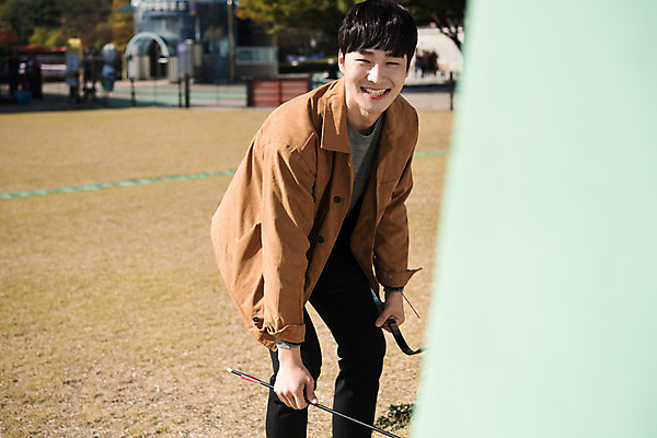 포토 JPG 주간 남자 행복 데이트 화살 한명 미소 들기 사람 잔디 상반신 20대 성인 야외 옆모습 전통놀이 한국인 체험 즐거움 활 전통체험 설렘 수원 성인남자한명만 연무대 국궁 수원화성 줍기 국내포토 자연요소 식물 1 한국전통 전통 감정 뷰포인트 컨셉 한국건축 모션 놀이 표정 동양인 청년 전통무술 경기도 랜드마크 남자한명만 성인남자만 파일형식