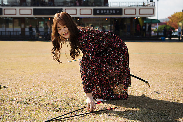 포토 JPG 주간 전신 여자 데이트 화살 한명 미소 들기 사람 잔디 20대 성인 야외 옆모습 전통놀이 한국인 즐거움 활 전통체험 수원 성인여자한명만 연무대 국궁 수원화성 국내포토 자연요소 식물 1 한국전통 전통 감정 뷰포인트 한국건축 모션 놀이 표정 동양인 청년 체험 전통무술 경기도 랜드마크 여자한명만 성인여자만 파일형식