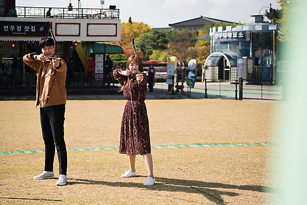 포토 JPG 주간 전신 커플 여자 남자 행복 포즈 데이트 화살 사랑 서기 사람 잔디 20대 성인 야외 두명 옆모습 전통놀이 한국인 체험 활 활쏘기 전통체험 설레임 수원 성인만 연무대 국궁 수원화성 국내포토 자연요소 식물 한국전통 전통 감정 뷰포인트 컨셉 한국건축 관계 모션 놀이 동양인 청년 전통무술 경기도 랜드마크 파일형식