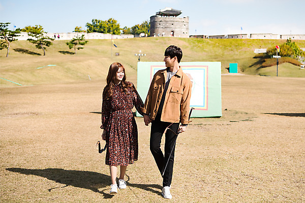 포토 JPG 주간 전신 커플 응시 여자 남자 행복 데이트 화살 사랑 미소 사람 잔디 20대 성인 야외 두명 앞모습 걷기 손잡기 전통놀이 한국인 과녁판 활 전통체험 설레임 수원 성인만 연무대 국궁 수원화성 국내포토 자연요소 식물 한국전통 전통 시선 감정 뷰포인트 한국건축 관계 모션 놀이 표정 동양인 청년 체험 전통무술 경기도 랜드마크 파일형식