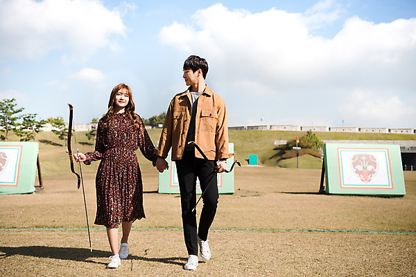 포토 JPG 주간 전신 커플 응시 여자 남자 행복 데이트 화살 사랑 미소 사람 잔디 20대 성인 야외 두명 앞모습 걷기 손잡기 전통놀이 한국인 과녁판 활 전통체험 설레임 수원 성인만 연무대 국궁 수원화성 국내포토 자연요소 식물 한국전통 전통 시선 감정 뷰포인트 한국건축 관계 모션 놀이 표정 동양인 청년 체험 전통무술 경기도 랜드마크 파일형식