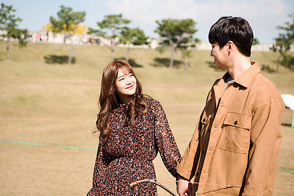 포토 JPG 주간 커플 응시 여자 남자 행복 데이트 사랑 미소 사람 잔디 상반신 20대 성인 야외 두명 옆모습 마주보기 걷기 손잡기 한국인 언덕 전통체험 설레임 수원 성인만 연무대 국궁 수원화성 국내포토 자연요소 식물 한국전통 시선 감정 뷰포인트 한국건축 관계 모션 표정 동양인 청년 체험 전통무술 경기도 랜드마크 파일형식