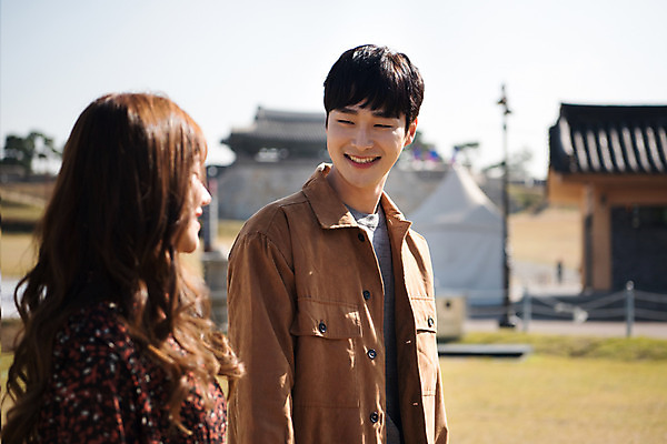 포토 JPG 주간 커플 응시 여자 남자 행복 데이트 사랑 미소 사람 상반신 20대 성인 야외 두명 옆모습 걷기 한국인 전통체험 설레임 수원 성인만 연무대 국궁 수원화성 국내포토 자연요소 한국전통 시선 감정 뷰포인트 한국건축 관계 모션 표정 동양인 청년 체험 전통무술 경기도 랜드마크 파일형식