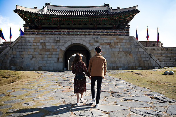 포토 JPG 주간 전신 커플 여자 남자 행복 고건축 데이트 사랑 사람 20대 성인 야외 두명 뒷모습 걷기 손잡기 한국인 깃발 성 기와지붕 설레임 수원 성곽길 성인만 창룡문 수원화성 국내포토 자연요소 건축물 감정 길 뷰포인트 한국건축 관계 모션 지붕 기와 동양인 청년 경기도 랜드마크 파일형식