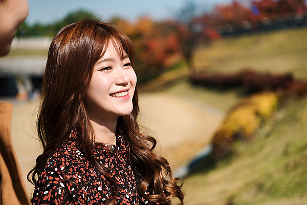 포토 JPG 주간 커플 응시 여자 남자 행복 데이트 사랑 미소 사람 근접촬영 상반신 20대 성인 야외 두명 옆모습 한국인 설레임 수원 성곽길 성인만 창룡문 수원화성 국내포토 자연요소 시선 감정 길 뷰포인트 한국건축 관계 표정 동양인 청년 경기도 랜드마크 파일형식