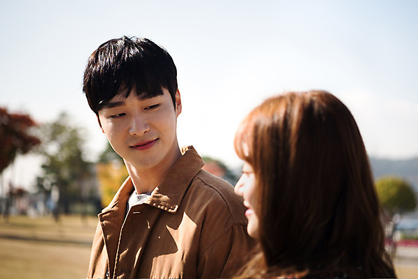 포토 JPG 주간 커플 응시 여자 남자 행복 데이트 사랑 미소 사람 상반신 20대 성인 야외 두명 옆모습 걷기 한국인 설레임 수원 성곽길 성인만 창룡문 수원화성 국내포토 자연요소 시선 감정 길 뷰포인트 한국건축 관계 모션 표정 동양인 청년 경기도 랜드마크 파일형식