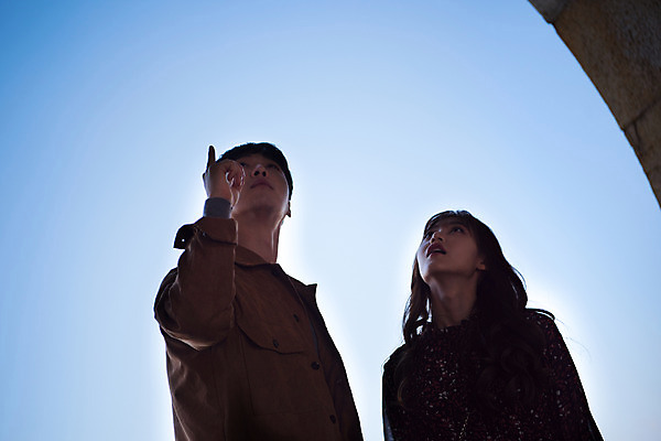 포토 JPG 주간 커플 응시 여자 남자 행복 로우앵글 데이트 하늘 사랑 사람 상반신 20대 성인 야외 두명 앞모습 한국인 올려보기 가리킴 호기심 설레임 수원 성곽길 성인만 창룡문 수원화성 국내포토 자연요소 시선 감정 길 뷰포인트 컨셉 한국건축 관계 모션 동양인 손짓 청년 경기도 랜드마크 파일형식