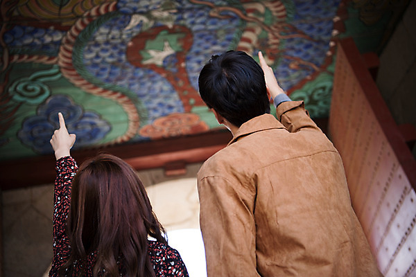 포토 JPG 주간 문양 커플 응시 여자 남자 행복 데이트 출입구 사랑 사람 상반신 20대 성인 야외 두명 뒷모습 전통문양 한국인 올려보기 가리킴 설레임 수원 성곽길 성인만 창룡문 수원화성 국내포토 자연요소 전통 시선 감정 길 뷰포인트 한국건축 관계 모션 동양인 손짓 청년 경기도 랜드마크 파일형식