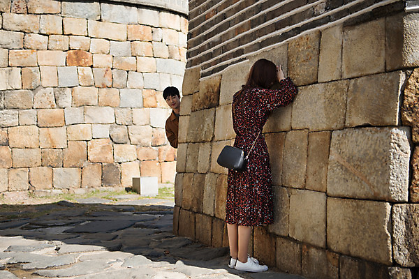 포토 JPG 주간 전신 커플 여자 남자 행복 데이트 놀이 사랑 사람 상반신 20대 성인 야외 두명 앞모습 옆모습 한국인 눈가림 엿보기 돌벽 설레임 무궁화꽃이피었습니다 수원 성곽길 성인만 창룡문 수원화성 국내포토 자연요소 감정 길 벽 뷰포인트 한국건축 관계 모션 동양인 청년 가림 경기도 랜드마크 파일형식