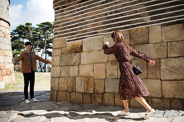 포토 JPG 주간 전신 커플 여자 남자 행복 데이트 팔벌리기 사랑 사람 20대 성인 야외 두명 옆모습 달리기 한국인 돌벽 설레임 수원 성곽길 성인만 창룡문 수원화성 국내포토 자연요소 감정 길 벽 뷰포인트 한국건축 관계 모션 동양인 청년 경기도 랜드마크 파일형식