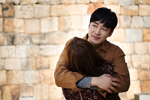 포토 JPG 주간 커플 응시 여자 남자 행복 데이트 안기 포옹 사랑 사람 상반신 20대 성인 야외 두명 앞모습 뒷모습 한국인 돌벽 설레임 수원 성곽길 성인만 창룡문 수원화성 국내포토 자연요소 시선 감정 길 벽 뷰포인트 한국건축 관계 모션 동양인 청년 경기도 랜드마크 파일형식