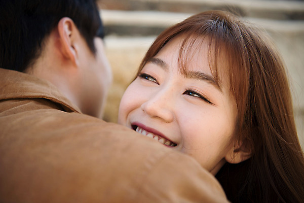 포토 JPG 주간 커플 응시 여자 남자 행복 데이트 안기 사랑 미소 사람 근접촬영 상반신 20대 성인 야외 두명 옆모습 뒷모습 한국인 설레임 수원 성곽길 성인만 창룡문 수원화성 국내포토 자연요소 시선 감정 길 뷰포인트 한국건축 관계 모션 표정 동양인 청년 경기도 랜드마크 파일형식