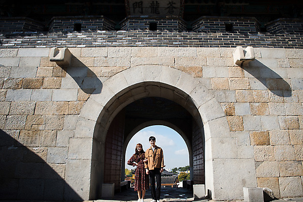 포토 JPG 주간 전신 커플 여자 남자 행복 데이트 출입구 사랑 서기 미소 사람 20대 성인 야외 두명 앞모습 팔짱 한국인 성 돌벽 설레임 수원 성곽길 성인만 창룡문 수원화성 국내포토 자연요소 건축물 감정 길 벽 뷰포인트 한국건축 관계 모션 표정 동양인 청년 경기도 랜드마크 파일형식