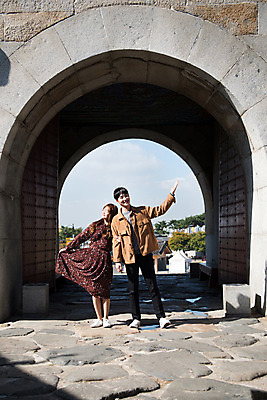 포토 JPG 주간 전신 커플 여자 남자 행복 데이트 출입구 사랑 미소 사람 손짓 20대 성인 야외 두명 앞모습 팔짱 한국인 즐거움 돌벽 설레임 수원 성곽길 성인만 창룡문 수원화성 국내포토 자연요소 감정 길 벽 뷰포인트 한국건축 관계 모션 표정 동양인 청년 경기도 랜드마크 파일형식