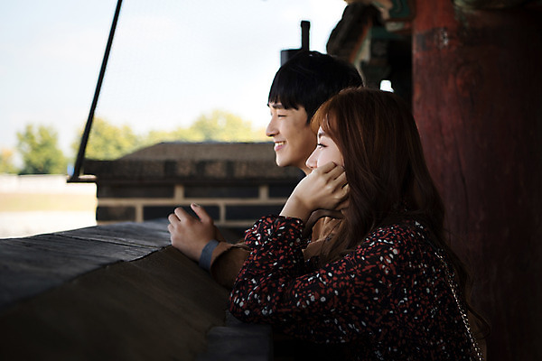 포토 JPG 주간 커플 응시 여자 남자 행복 데이트 사랑 미소 사람 상반신 20대 성인 야외 두명 옆모습 기댐 턱괴기 한국인 돌벽 설레임 수원 성곽길 성인만 창룡문 수원화성 국내포토 자연요소 시선 감정 길 벽 뷰포인트 한국건축 관계 모션 표정 동양인 청년 경기도 랜드마크 파일형식