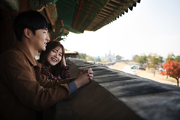 포토 JPG 주간 커플 응시 여자 남자 행복 데이트 사랑 미소 사람 상반신 20대 성인 야외 두명 옆모습 기댐 한국인 돌벽 처마 설레임 수원 성곽길 성인만 창룡문 수원화성 국내포토 자연요소 시선 감정 길 벽 뷰포인트 한국건축 관계 모션 표정 동양인 청년 경기도 랜드마크 파일형식