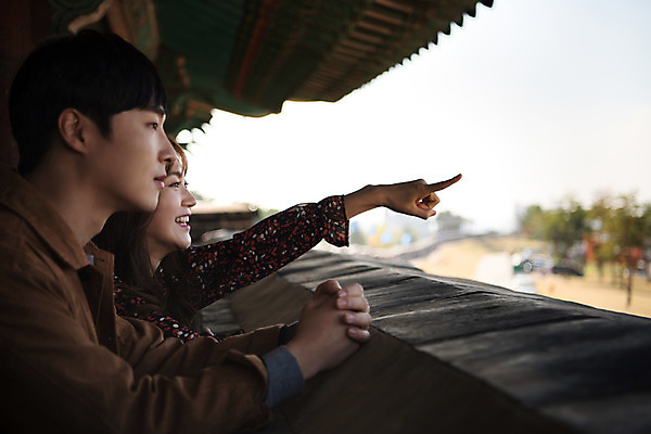 포토 JPG 주간 커플 응시 여자 남자 행복 데이트 사랑 미소 사람 상반신 20대 성인 야외 두명 옆모습 한국인 가리킴 돌벽 처마 설레임 수원 성곽길 성인만 창룡문 수원화성 국내포토 자연요소 시선 감정 길 벽 뷰포인트 한국건축 관계 표정 동양인 손짓 청년 경기도 랜드마크 파일형식