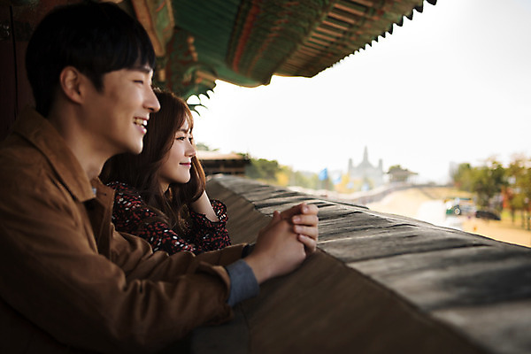 포토 JPG 주간 커플 응시 여자 남자 행복 데이트 사랑 미소 사람 상반신 20대 성인 야외 두명 옆모습 한국인 돌벽 처마 설레임 수원 성곽길 성인만 창룡문 수원화성 국내포토 자연요소 시선 감정 길 벽 뷰포인트 한국건축 관계 표정 동양인 청년 경기도 랜드마크 파일형식