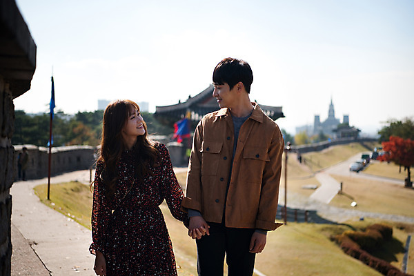 포토 JPG 주간 구름 커플 응시 여자 남자 행복 데이트 하늘 사랑 미소 사람 상반신 20대 성인 야외 두명 앞모습 마주보기 걷기 손잡기 한국인 설레임 수원 성곽길 성인만 창룡문 수원화성 국내포토 자연요소 시선 감정 길 뷰포인트 한국건축 관계 모션 표정 동양인 청년 경기도 랜드마크 파일형식