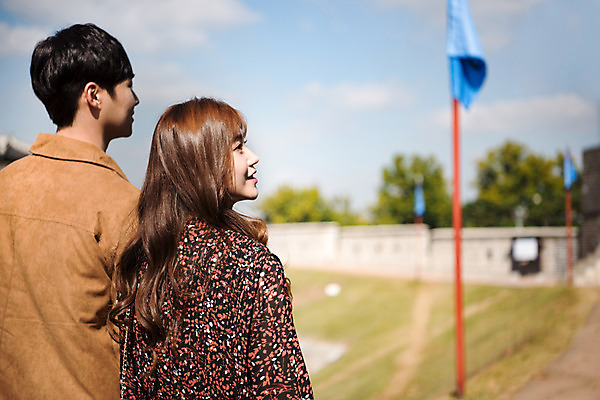 포토 JPG 주간 구름 커플 응시 여자 남자 행복 데이트 하늘 사랑 사람 상반신 20대 성인 야외 두명 뒷모습 걷기 산책 한국인 설레임 수원 성곽길 성인만 창룡문 수원화성 국내포토 자연요소 시선 감정 길 뷰포인트 한국건축 관계 모션 휴식 동양인 청년 경기도 랜드마크 파일형식