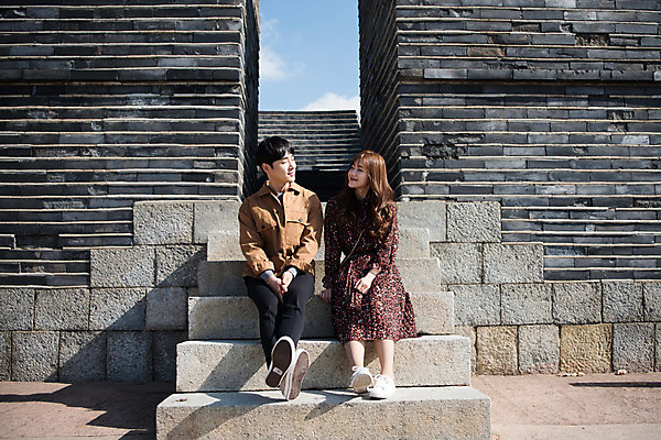 포토 JPG 주간 전신 커플 응시 여자 남자 행복 데이트 사랑 미소 사람 앉기 20대 성인 야외 두명 앞모습 마주보기 계단 한국인 돌벽 설레임 수원 성곽길 성인만 동북노대 수원화성 국내포토 자연요소 시선 감정 길 벽 뷰포인트 한국건축 관계 모션 표정 동양인 청년 경기도 랜드마크 파일형식