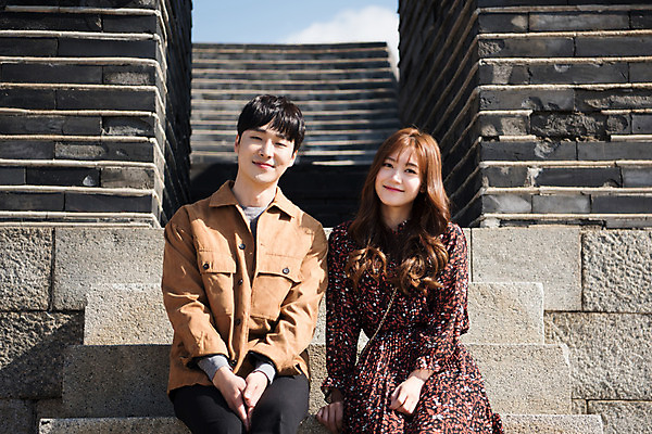 포토 JPG 주간 커플 응시 여자 남자 행복 데이트 사랑 미소 사람 앉기 상반신 20대 성인 야외 두명 앞모습 계단 한국인 돌벽 설레임 수원 성곽길 성인만 동북노대 수원화성 국내포토 자연요소 시선 감정 길 벽 뷰포인트 한국건축 관계 모션 표정 동양인 청년 경기도 랜드마크 파일형식