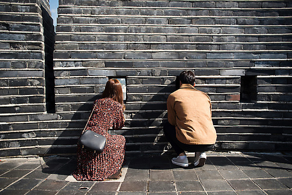 포토 JPG 주간 전신 커플 응시 여자 남자 행복 데이트 사랑 사람 앉기 20대 성인 야외 두명 뒷모습 한국인 돌벽 설레임 수원 성곽길 성인만 동북노대 수원화성 국내포토 자연요소 시선 감정 길 벽 뷰포인트 한국건축 관계 모션 동양인 청년 경기도 랜드마크 파일형식