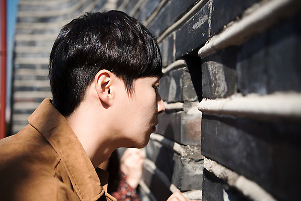 포토 JPG 주간 응시 남자 데이트 한명 사람 상반신 20대 성인 야외 옆모습 한국인 돌벽 수원 성곽길 성인남자한명만 동북노대 수원화성 국내포토 자연요소 1 시선 길 벽 뷰포인트 한국건축 동양인 청년 경기도 랜드마크 남자한명만 성인남자만 파일형식