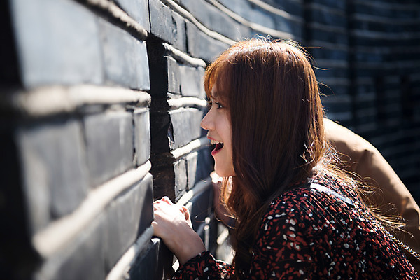 포토 JPG 주간 커플 응시 여자 남자 행복 데이트 웃음 사람 상반신 20대 성인 야외 두명 옆모습 놀람 한국인 즐거움 돌벽 설레임 수원 성곽길 성인만 동북노대 수원화성 국내포토 자연요소 시선 감정 길 벽 뷰포인트 한국건축 관계 표정 동양인 청년 경기도 랜드마크 파일형식