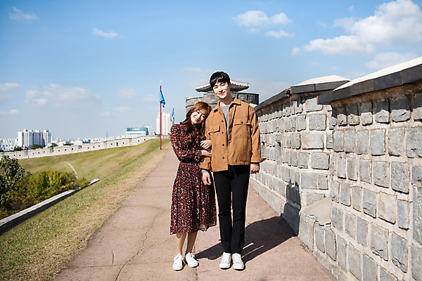 포토 JPG 주간 전신 구름 커플 여자 남자 행복 데이트 하늘 사랑 서기 미소 사람 20대 성인 야외 두명 앞모습 걷기 팔짱 기댐 한국인 성 돌벽 설레임 수원 성곽길 성인만 수원화성 국내포토 자연요소 건축물 감정 길 벽 뷰포인트 한국건축 관계 모션 표정 동양인 청년 경기도 랜드마크 파일형식