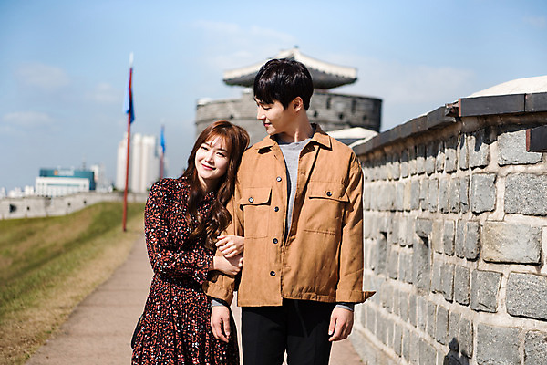 포토 JPG 주간 커플 여자 남자 행복 데이트 사랑 미소 사람 상반신 20대 성인 야외 두명 앞모습 걷기 팔짱 기댐 산책 한국인 성 돌벽 설레임 수원 성곽길 성인만 수원화성 국내포토 자연요소 건축물 감정 길 벽 뷰포인트 한국건축 관계 모션 휴식 표정 동양인 청년 경기도 랜드마크 파일형식