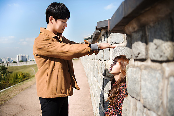 포토 JPG 주간 커플 응시 여자 남자 행복 데이트 장난 사랑 서기 사람 앉기 상반신 20대 성인 야외 두명 옆모습 한국인 손내밀기 돌벽 설레임 수원 성곽길 성인만 수원화성 국내포토 자연요소 시선 감정 길 벽 뷰포인트 한국건축 관계 모션 동양인 손짓 청년 경기도 랜드마크 파일형식