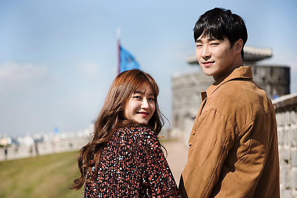 포토 JPG 주간 구름 커플 응시 여자 남자 행복 데이트 하늘 사랑 미소 사람 잔디 상반신 20대 성인 야외 두명 뒷모습 걷기 손잡기 한국인 뒤돌아보기 돌벽 설레임 수원 성곽길 성인만 수원화성 국내포토 자연요소 식물 시선 감정 길 벽 뷰포인트 한국건축 관계 모션 표정 동양인 청년 경기도 랜드마크 파일형식