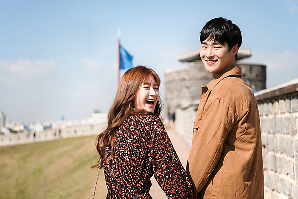 포토 JPG 주간 구름 커플 응시 여자 남자 행복 데이트 하늘 사랑 웃음 사람 상반신 20대 성인 야외 두명 뒷모습 걷기 손잡기 산책 한국인 뒤돌아보기 즐거움 돌벽 설레임 수원 성곽길 성인만 수원화성 국내포토 자연요소 시선 감정 길 벽 뷰포인트 한국건축 관계 모션 휴식 표정 동양인 청년 경기도 랜드마크 파일형식