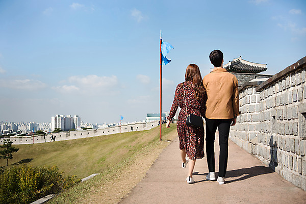 포토 JPG 주간 전신 구름 커플 여자 남자 행복 데이트 하늘 돌담 사랑 사람 잔디 20대 성인 야외 두명 뒷모습 걷기 산책 한국인 깃발 설레임 수원 성곽길 성인만 수원화성 국내포토 자연요소 식물 감정 길 뷰포인트 한국건축 관계 모션 휴식 동양인 청년 담장 돌_바위 경기도 랜드마크 파일형식