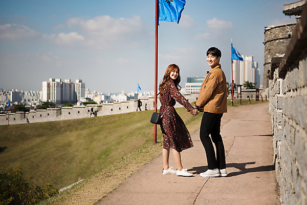 포토 JPG 주간 전신 구름 커플 응시 여자 남자 행복 데이트 하늘 사랑 미소 사람 잔디 20대 성인 야외 두명 옆모습 걷기 손잡기 산책 한국인 뒤돌아보기 설레임 수원 성곽길 성인만 수원화성 국내포토 자연요소 식물 시선 감정 길 뷰포인트 한국건축 관계 모션 휴식 표정 동양인 청년 경기도 랜드마크 파일형식