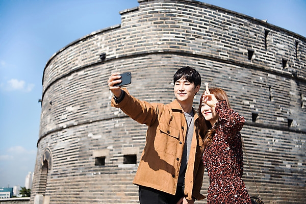 포토 JPG 주간 커플 응시 여자 남자 행복 데이트 돌담 사랑 미소 사람 상반신 20대 성인 야외 두명 옆모습 스마트폰 한국인 성 셀프카메라 브이 돌벽 설레임 수원 성곽길 성인만 수원화성 국내포토 자연요소 건축물 시선 감정 길 벽 뷰포인트 한국건축 관계 표정 동양인 손짓 청년 핸드폰 스마트기기 담장 사진촬영 돌_바위 경기도 랜드마크 파일형식