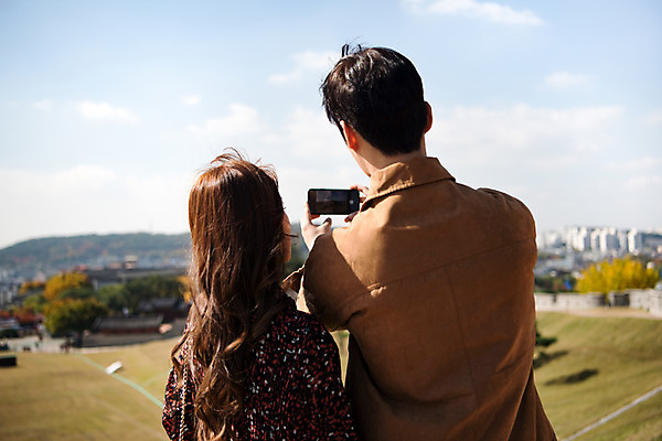 포토 JPG 주간 커플 여자 남자 행복 데이트 사랑 서기 사람 풍경 상반신 20대 성인 야외 두명 뒷모습 스마트폰 사진촬영 한국인 설레임 수원 성곽길 성인만 수원화성 국내포토 자연요소 감정 길 뷰포인트 한국건축 관계 모션 동양인 청년 핸드폰 스마트기기 촬영 경기도 랜드마크 파일형식