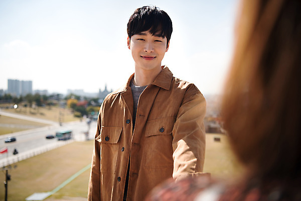 포토 JPG 주간 커플 응시 여자 남자 행복 데이트 사랑 미소 사람 잔디 상반신 20대 성인 야외 두명 앞모습 뒷모습 아웃포커스 마주보기 손잡기 한국인 설레임 수원 성곽길 성인만 수원화성 국내포토 자연요소 식물 시선 감정 길 뷰포인트 한국건축 관계 모션 촬영기법 표정 동양인 청년 경기도 랜드마크 파일형식